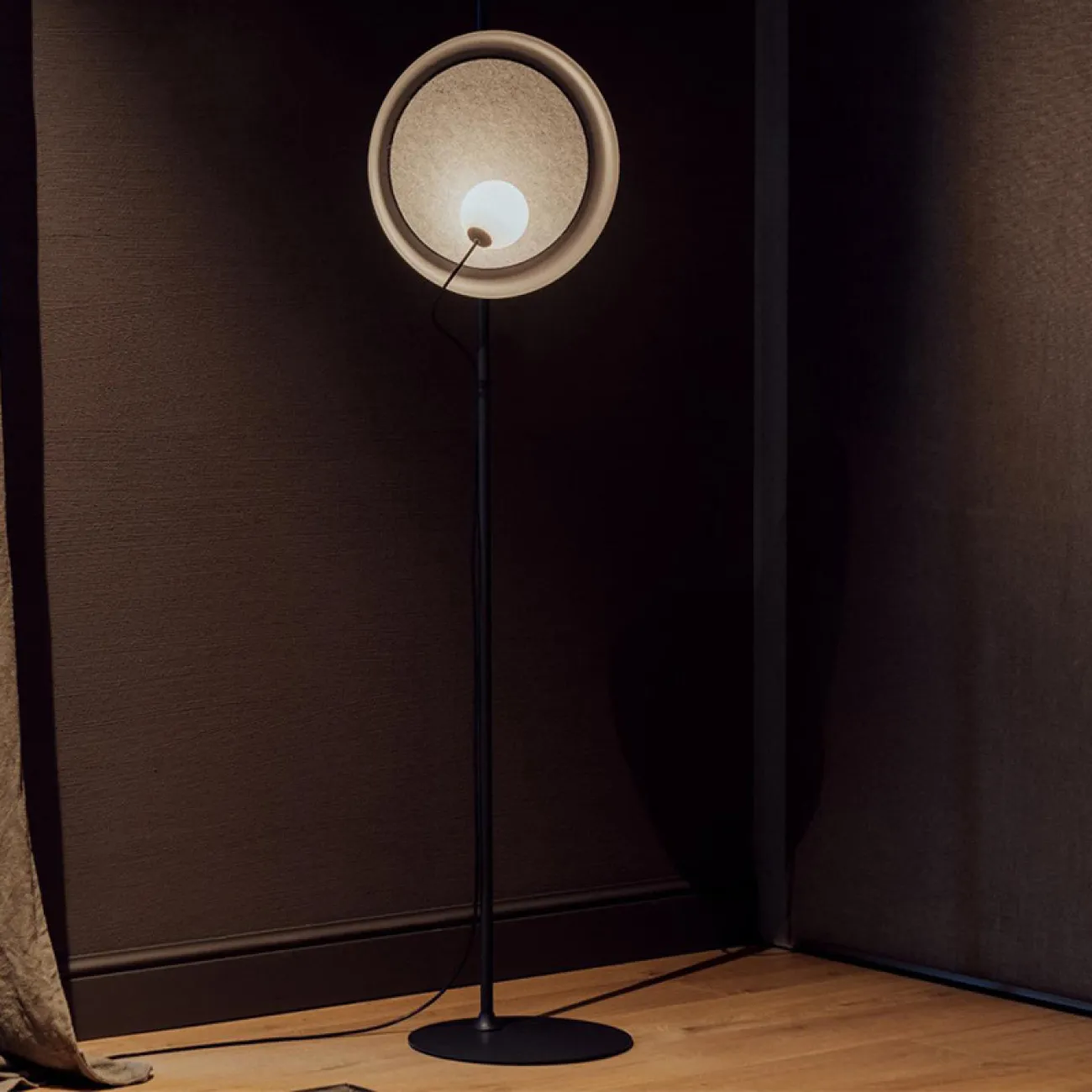 Серия напольных светильников с белыми магнитными шарообразными плафонами с дисковидным абажуром MARGOTT FL D35 White Серия напольных светильников с белыми магнитными шарообразными плафонами с дисковидным абажуром MARGOTT FL D35 White