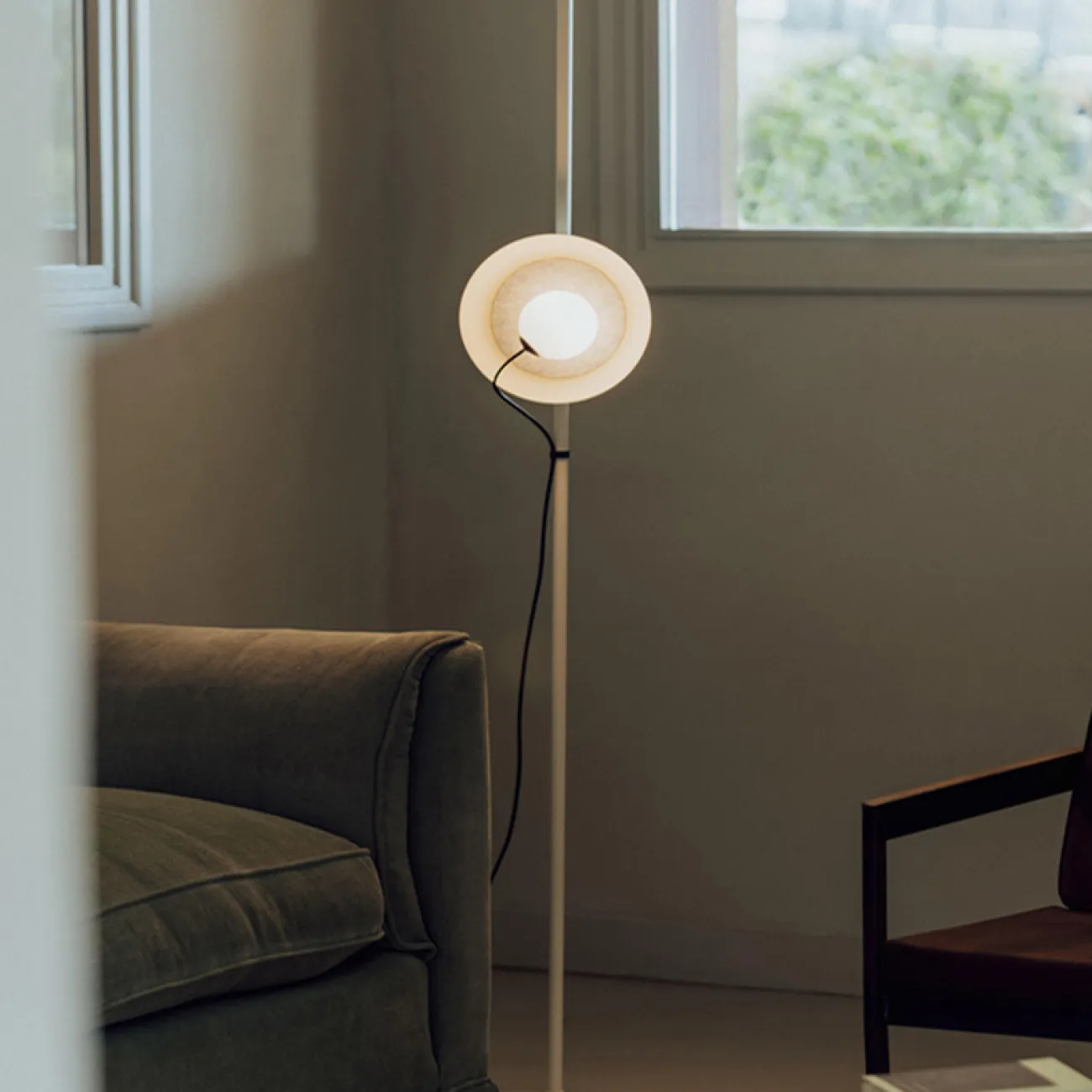 Серия напольных светильников с белыми магнитными шарообразными плафонами с дисковидным абажуром MARGOTT FL D35 White Серия напольных светильников с белыми магнитными шарообразными плафонами с дисковидным абажуром MARGOTT FL D35 White