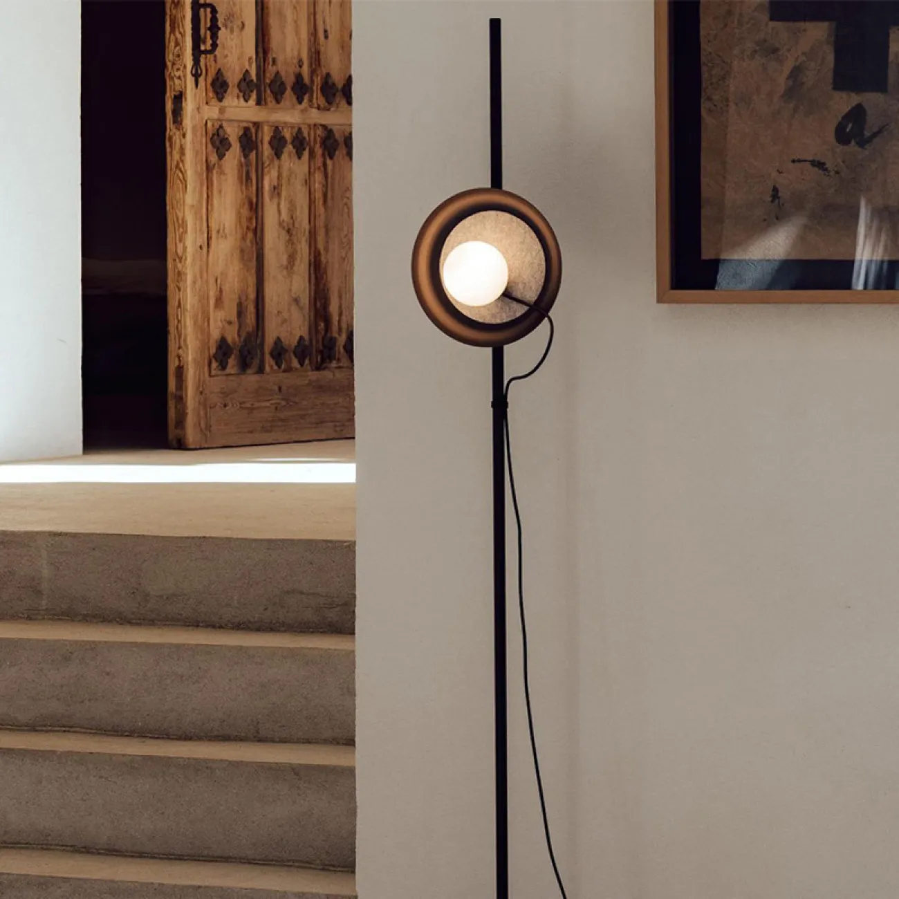 Серия напольных светильников с белыми магнитными шарообразными плафонами с дисковидным абажуром MARGOTT FL D35 White Серия напольных светильников с белыми магнитными шарообразными плафонами с дисковидным абажуром MARGOTT FL D35 White