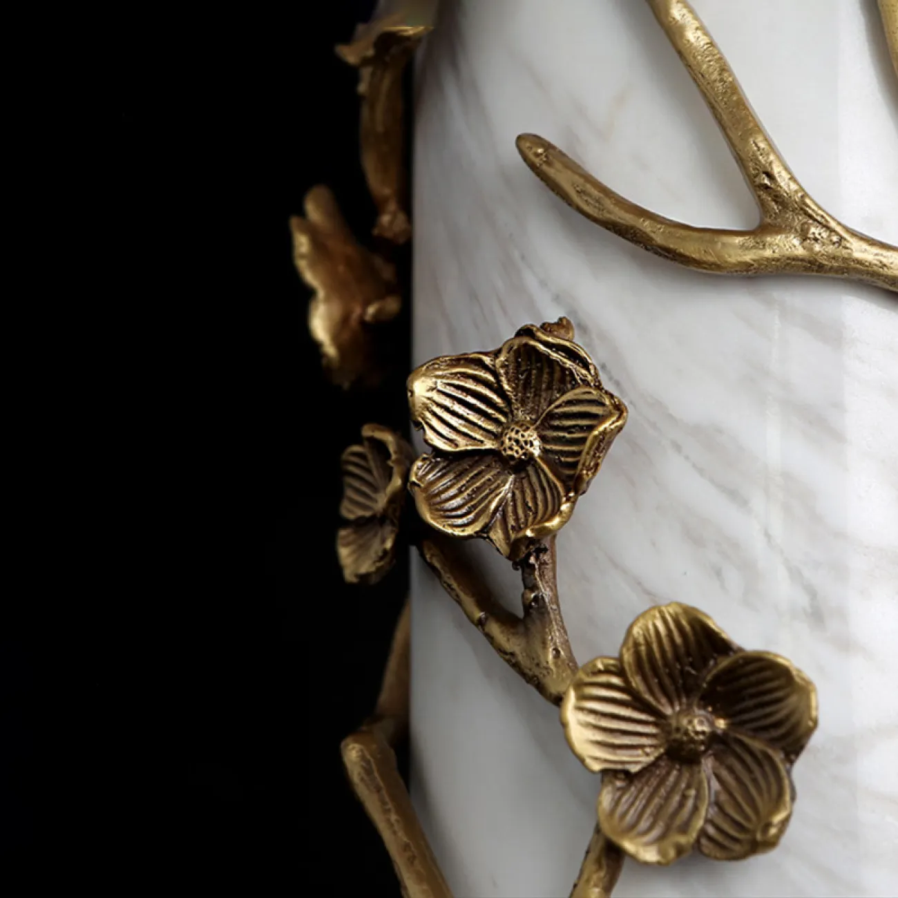 Серия настольных светильников с белым текстильным абажуром и цилиндрическим основанием из светлого и темного мрамора ALISHA A