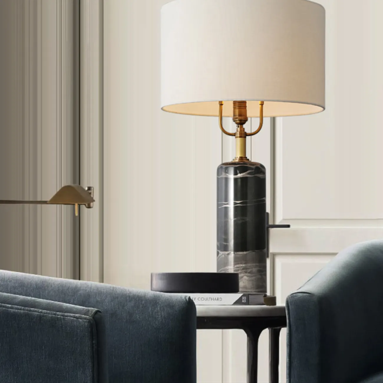 Серия настольных светильников с белым текстильным абажуром и цилиндрическим основанием из светлого и темного мрамора ALISHA A