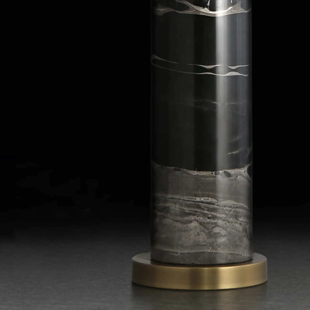 Серия настольных светильников с белым текстильным абажуром и цилиндрическим основанием из светлого и темного мрамора ALISHA A