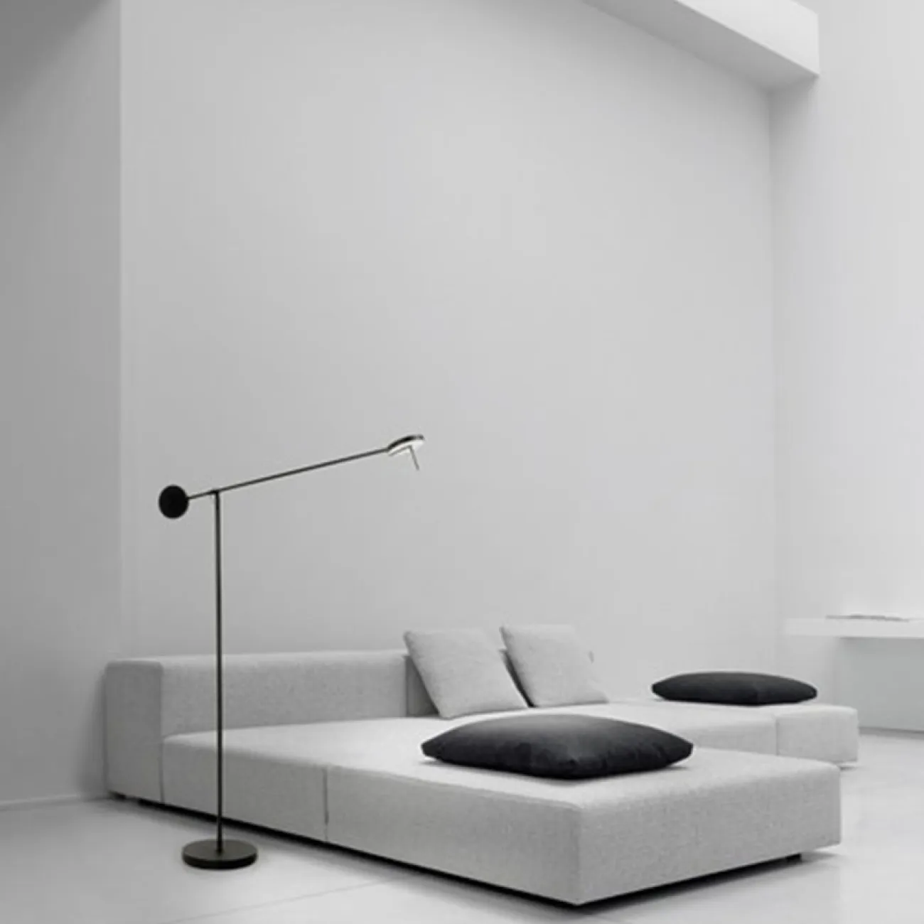 Напольный светодиодный светильник с дискообразным сегментированным плафоном на угловой стойке TALK FL