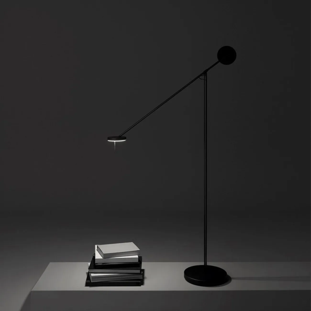 Напольный светодиодный светильник с дискообразным сегментированным плафоном на угловой стойке TALK FL