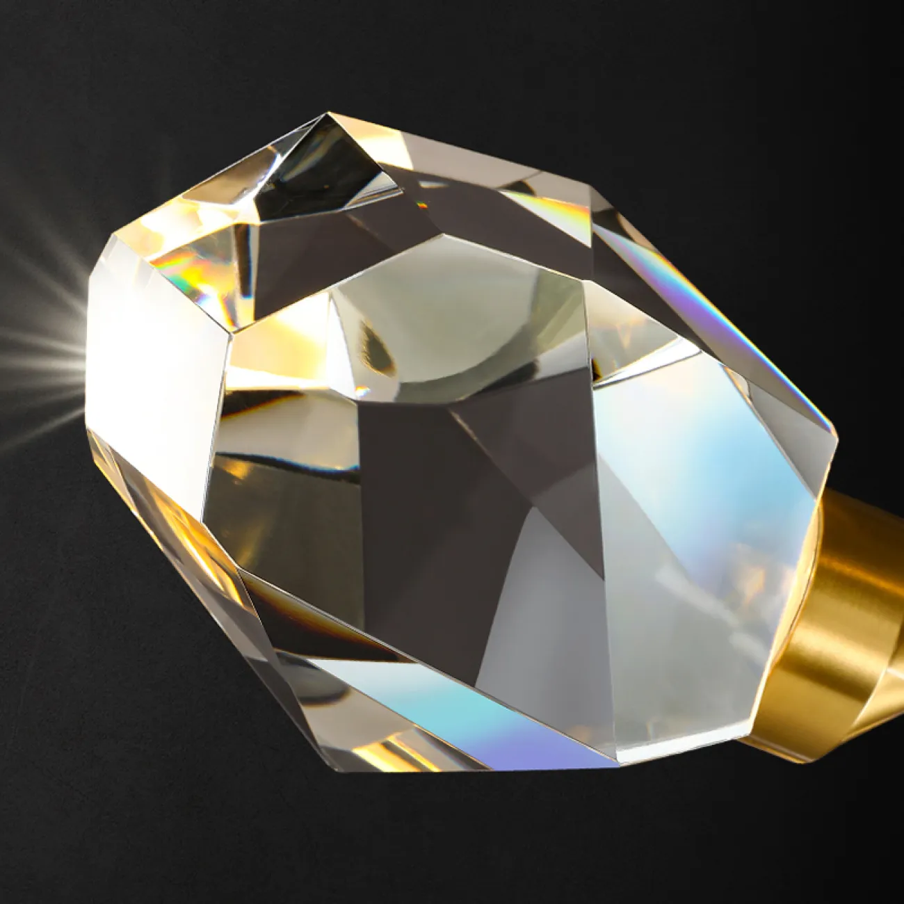 Серия настенных светодиодных светильников с хрустальным рассеивателем в форме кристалла CRISTEL D WALL Brass