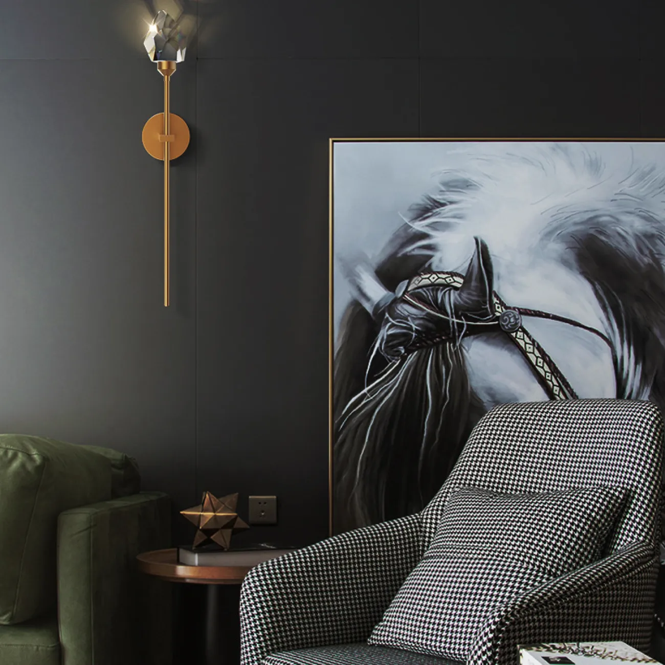 Серия настенных светодиодных светильников с хрустальным рассеивателем в форме кристалла CRISTEL D WALL Brass