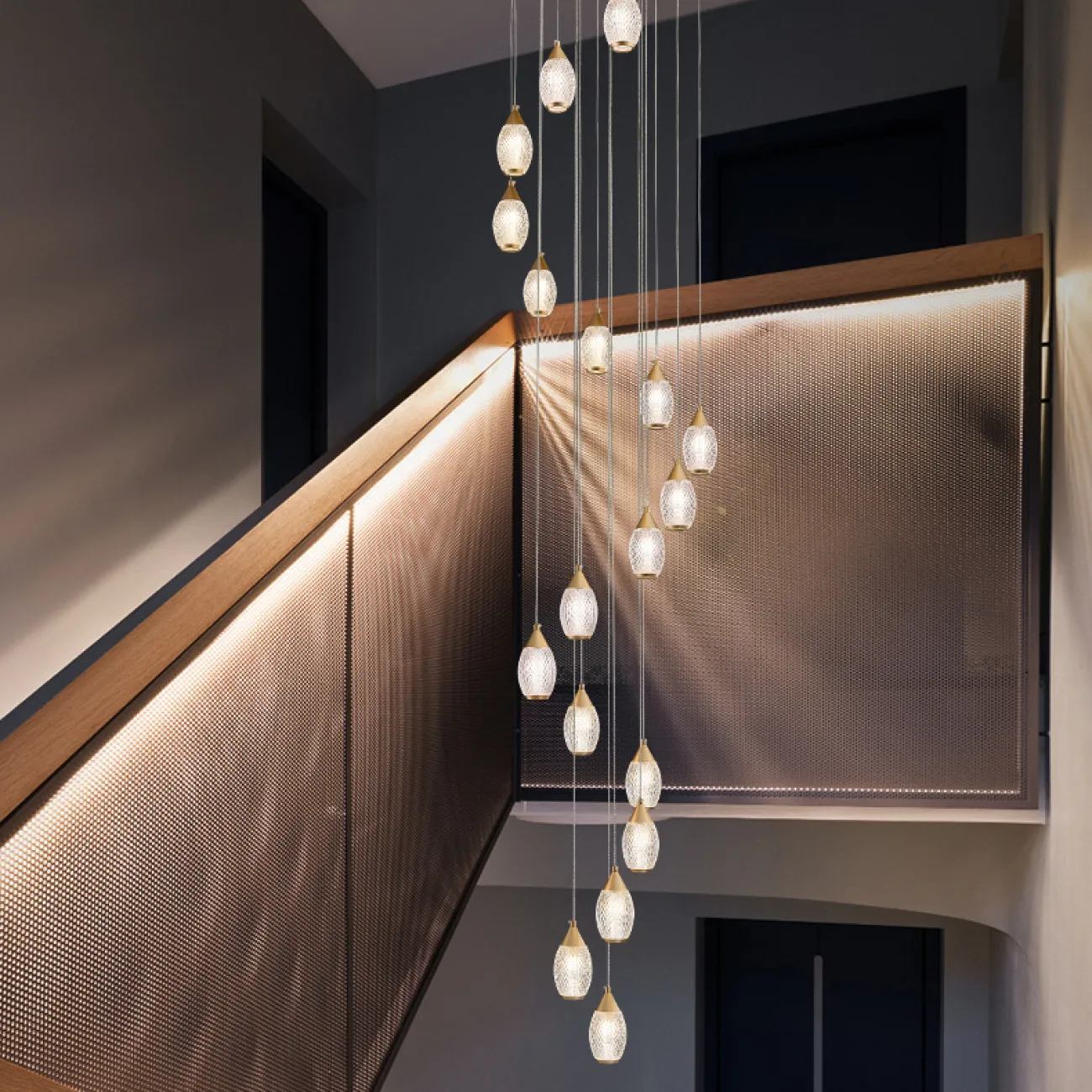 Готовая комбинация подвесных светильников с рельефными рассеивателями каплевидной формы FRIDOLIN D50