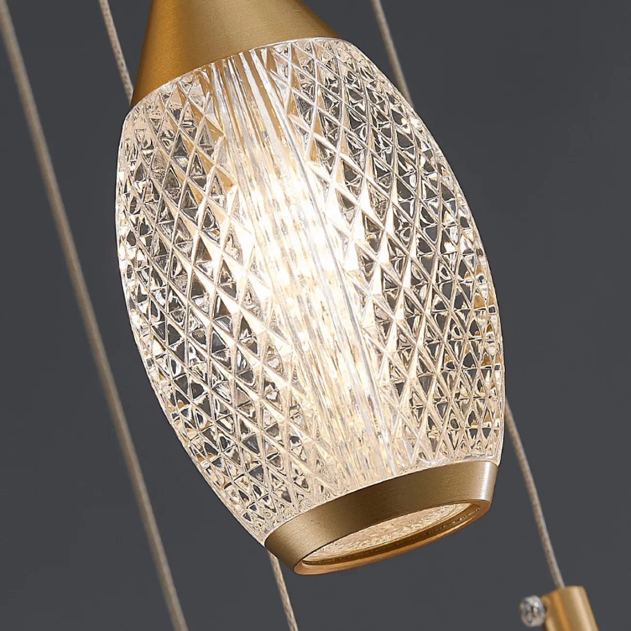 Готовая комбинация подвесных светильников с рельефными рассеивателями каплевидной формы FRIDOLIN D50