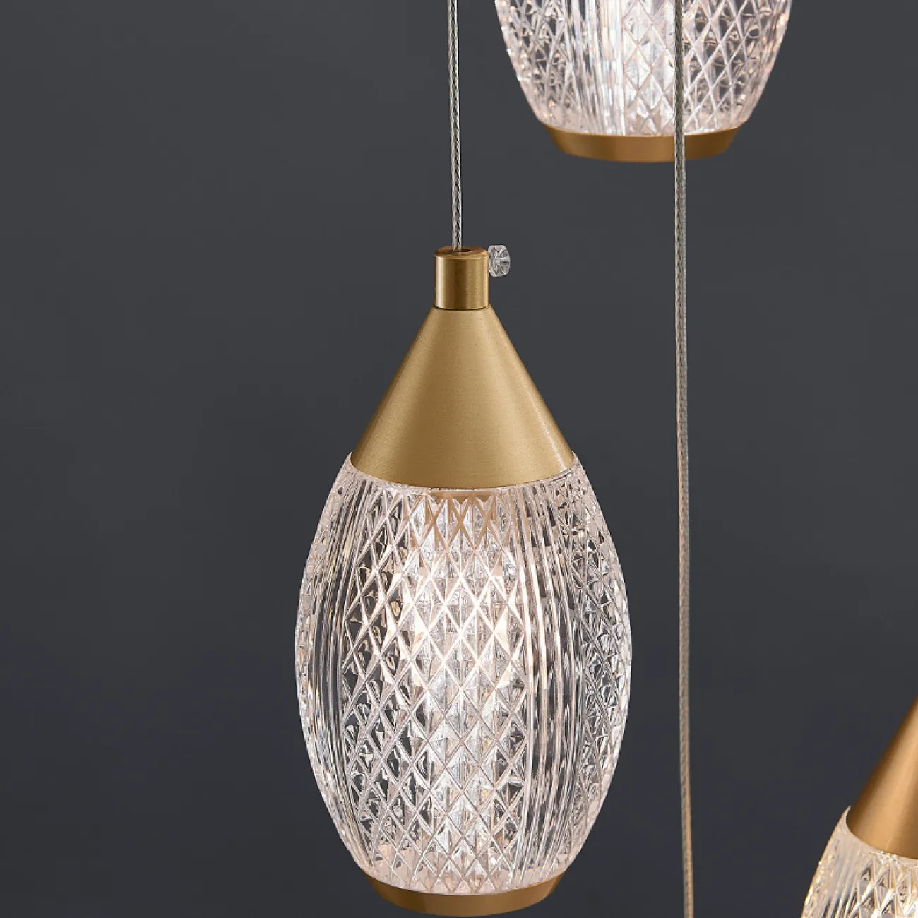 Готовая комбинация подвесных светильников с рельефными рассеивателями каплевидной формы FRIDOLIN D50