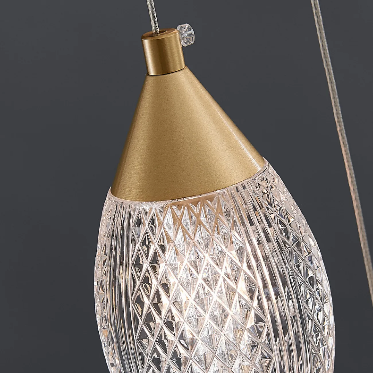 Готовая комбинация подвесных светильников с рельефными рассеивателями каплевидной формы FRIDOLIN D50