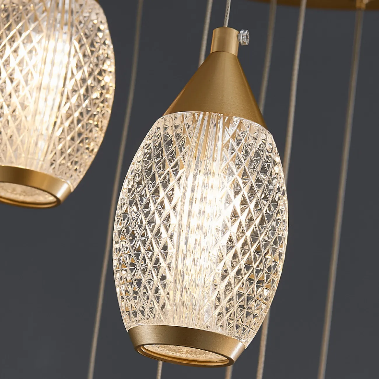 Готовая комбинация подвесных светильников с рельефными рассеивателями каплевидной формы FRIDOLIN D50