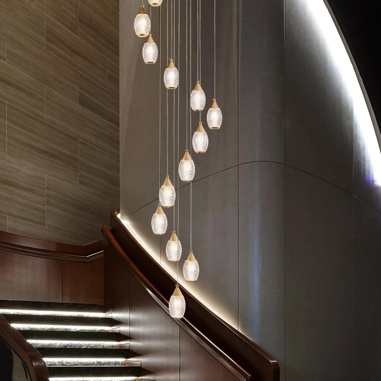 Готовая комбинация подвесных светильников с рельефными рассеивателями каплевидной формы FRIDOLIN D50