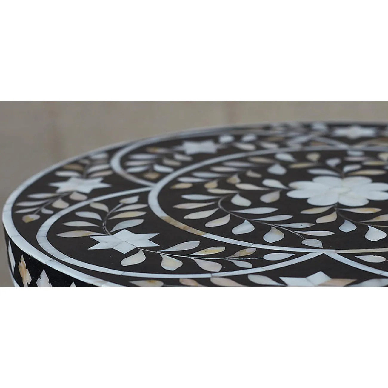 Приставной столик Inlaid Bone Flowers от LaLume