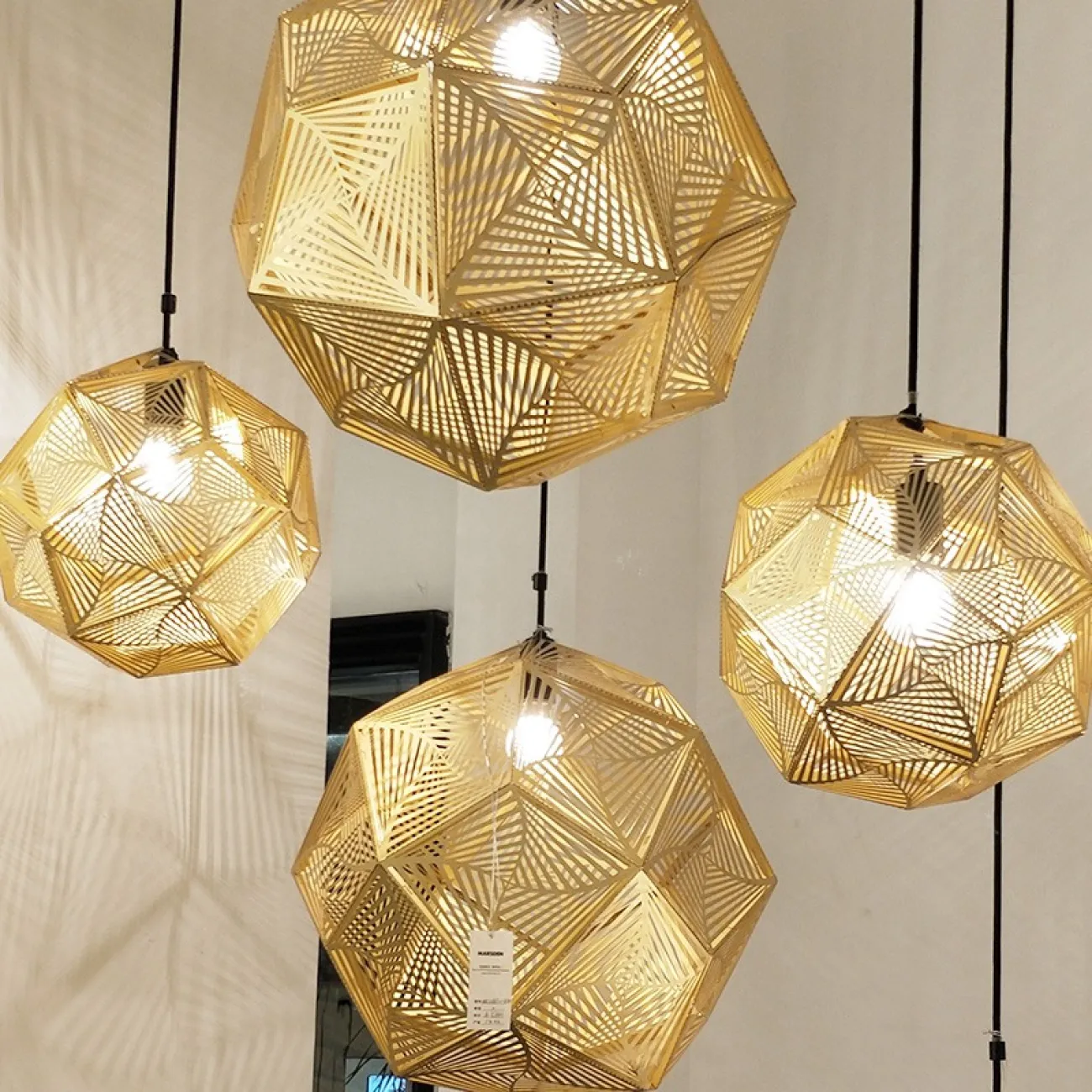 Подвесной светильник в виде резного многогранника SUDA