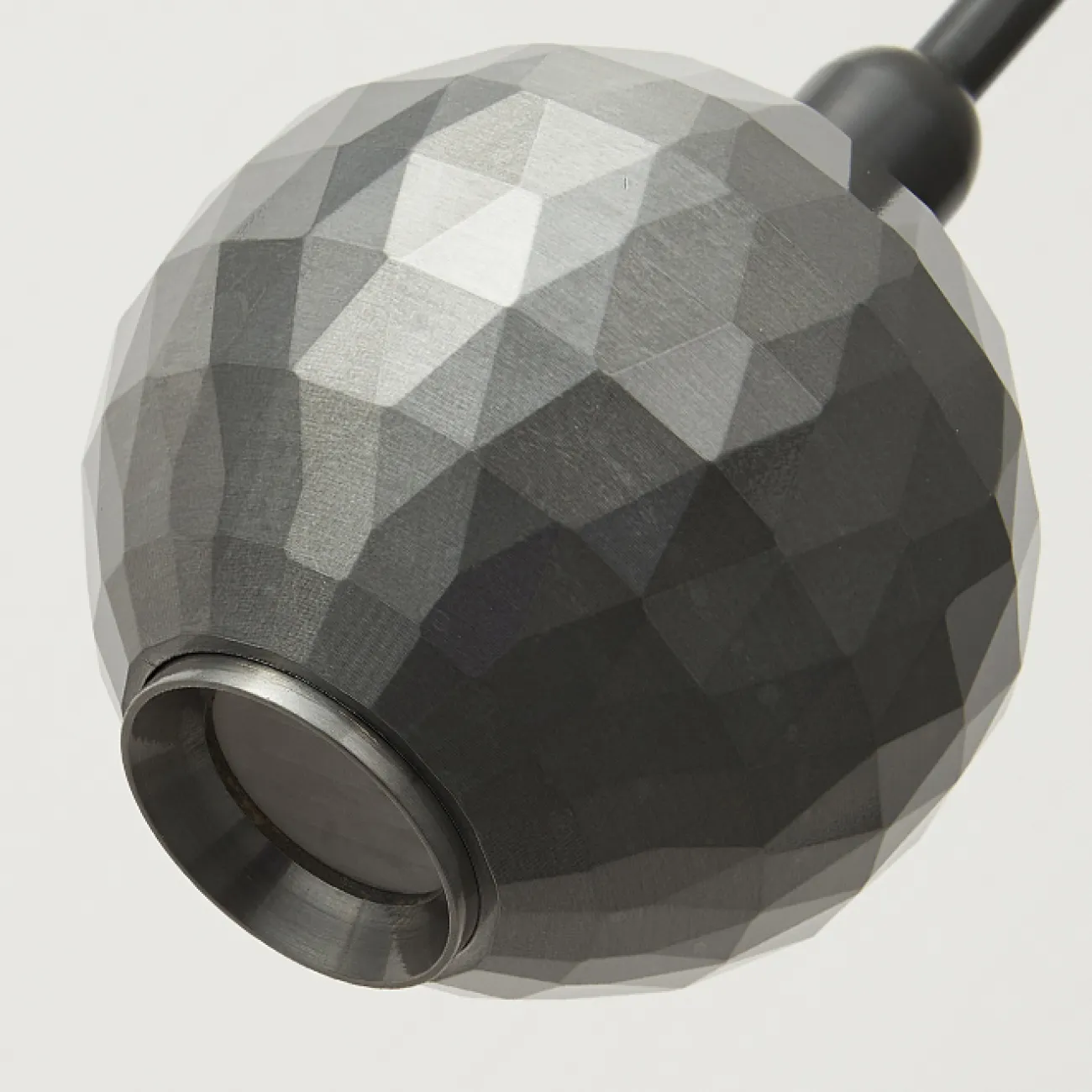 Готовая комбинация подвесных светодиодных светильников с шарообразным корпусом с рельефной ромбической текстурой ORVAR DUO Brass