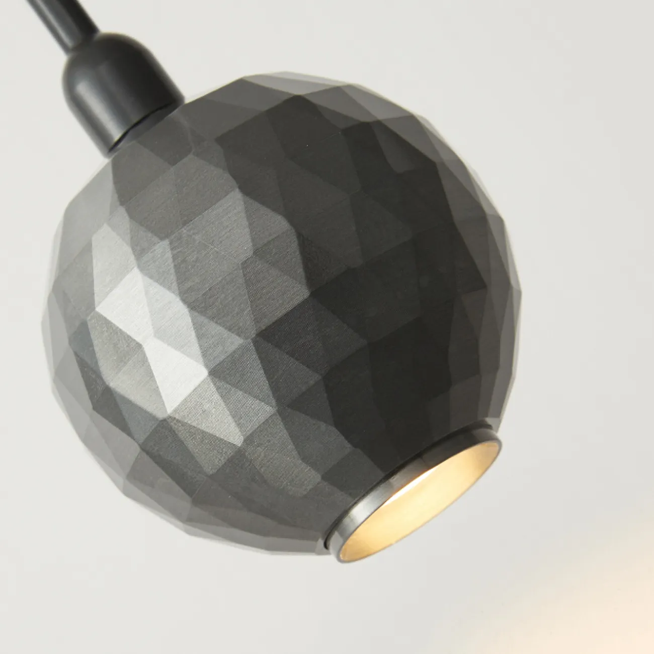 Готовая комбинация подвесных светодиодных светильников с шарообразным корпусом с рельефной ромбической текстурой ORVAR DUO Brass