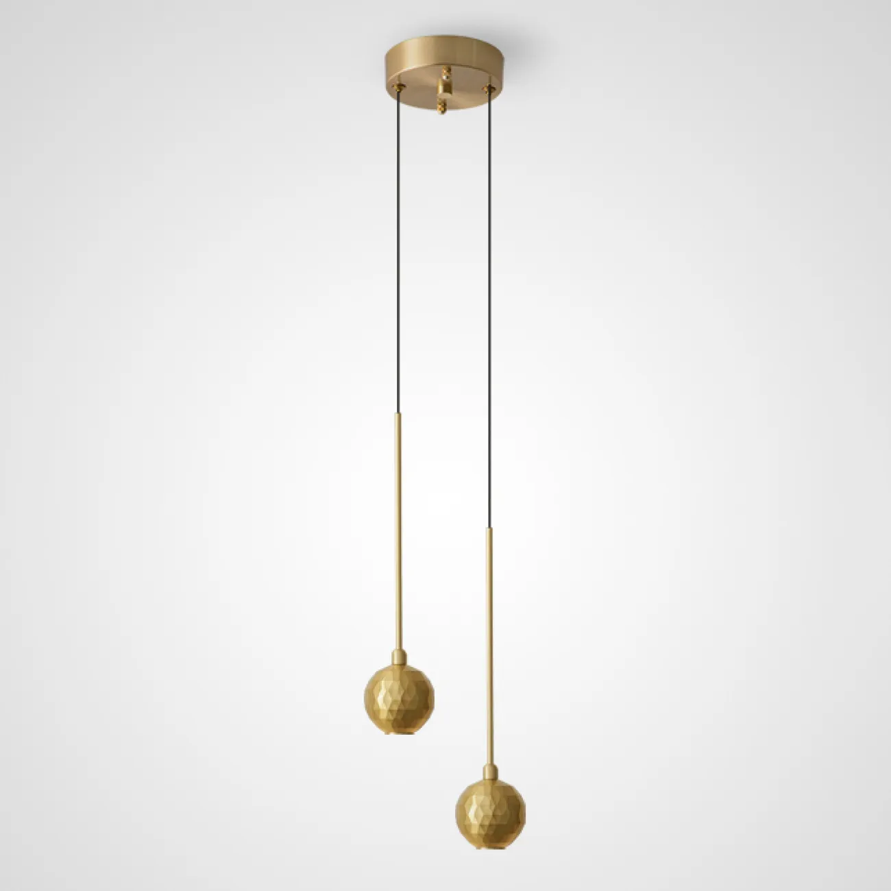 Готовая комбинация подвесных светодиодных светильников с шарообразным корпусом с рельефной ромбической текстурой ORVAR DUO Brass