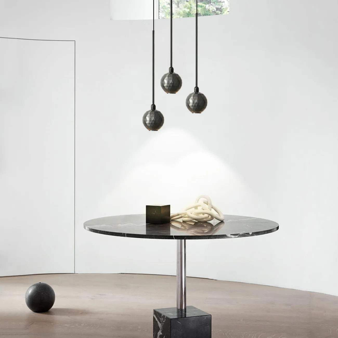 Готовая комбинация подвесных светодиодных светильников с шарообразным корпусом с рельефной ромбической текстурой ORVAR DUO Brass