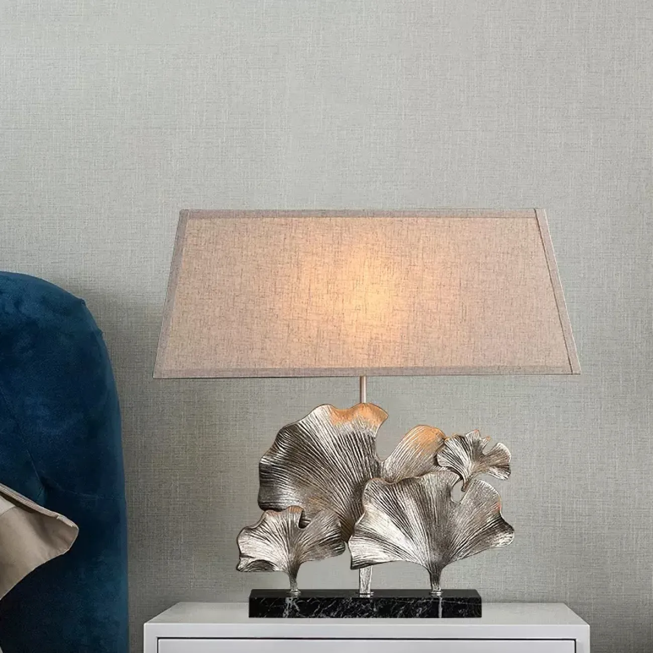 Серия настольных ламп с трапециевидным текстильным абажуром и декором в виде хромированных листьев гинкго на мраморном основании PHILOMENA L75