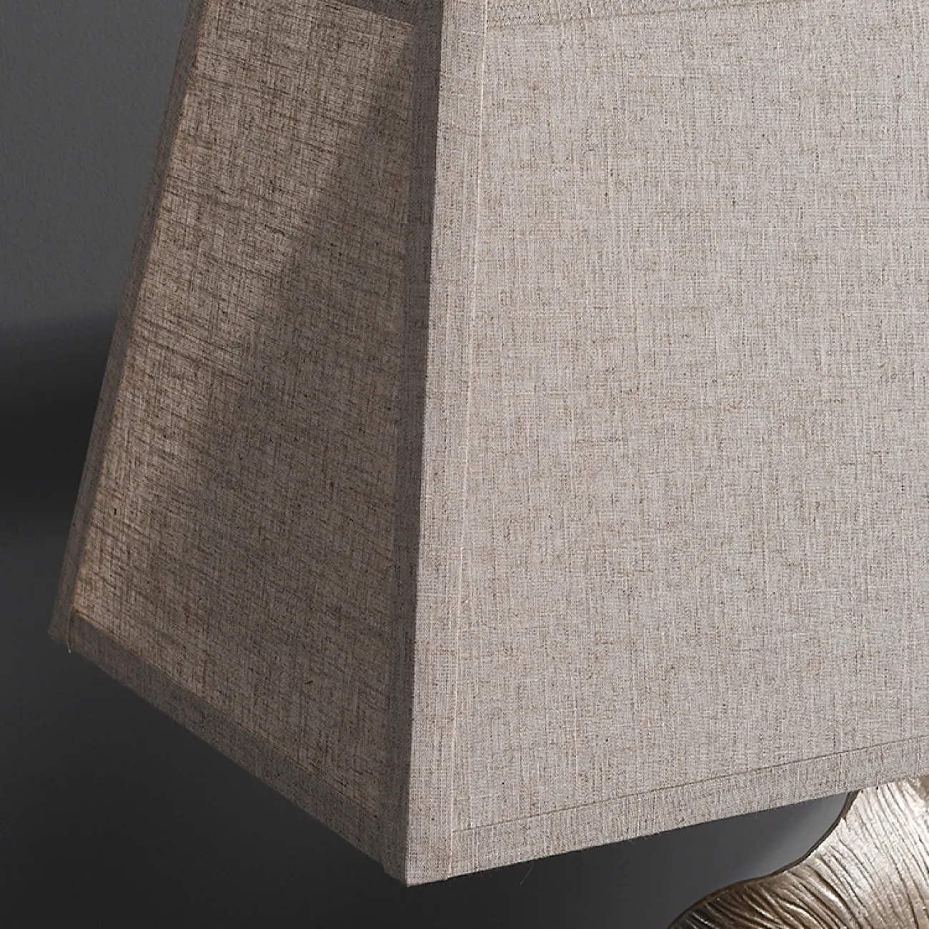 Серия настольных ламп с трапециевидным текстильным абажуром и декором в виде хромированных листьев гинкго на мраморном основании PHILOMENA L75