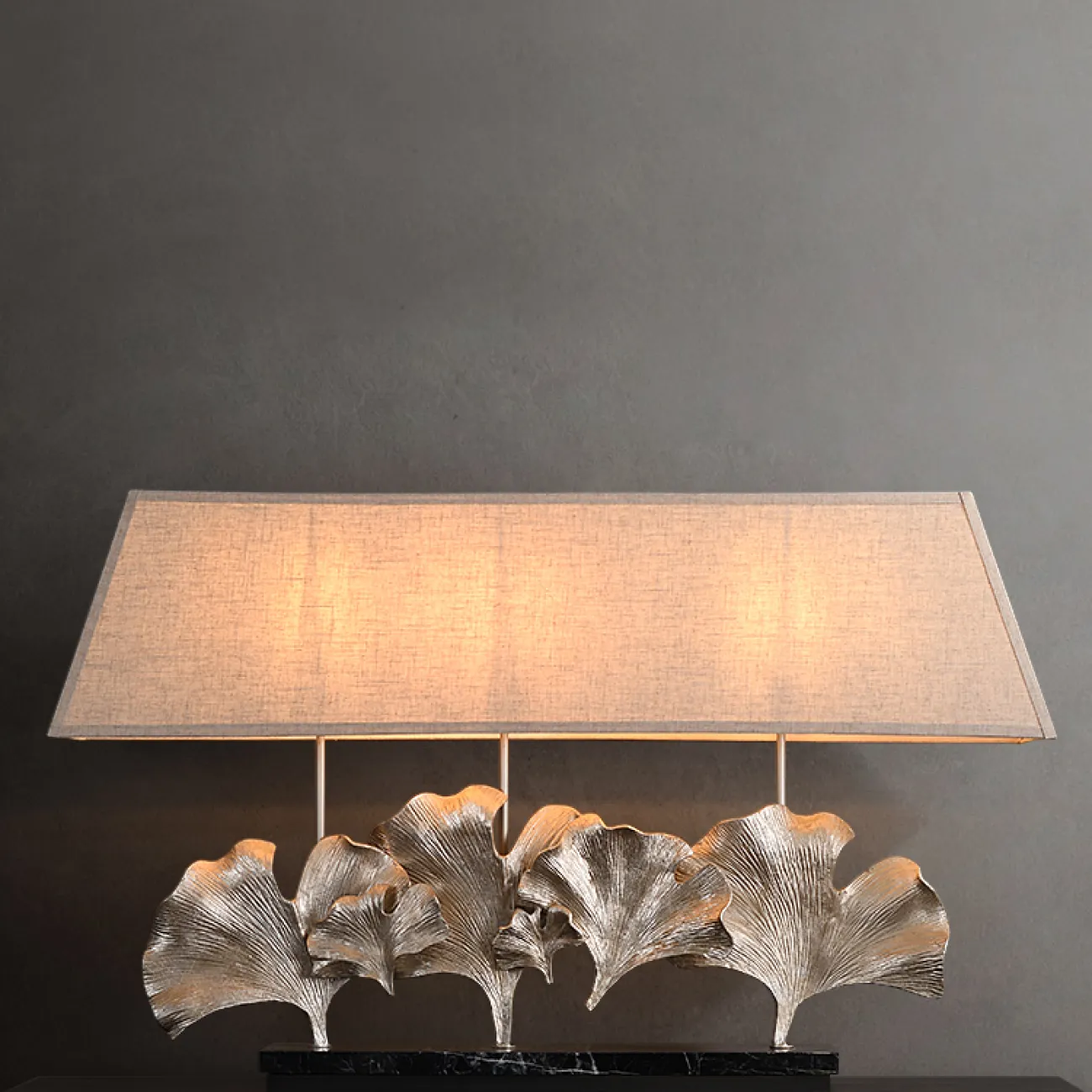 Серия настольных ламп с трапециевидным текстильным абажуром и декором в виде хромированных листьев гинкго на мраморном основании PHILOMENA L75