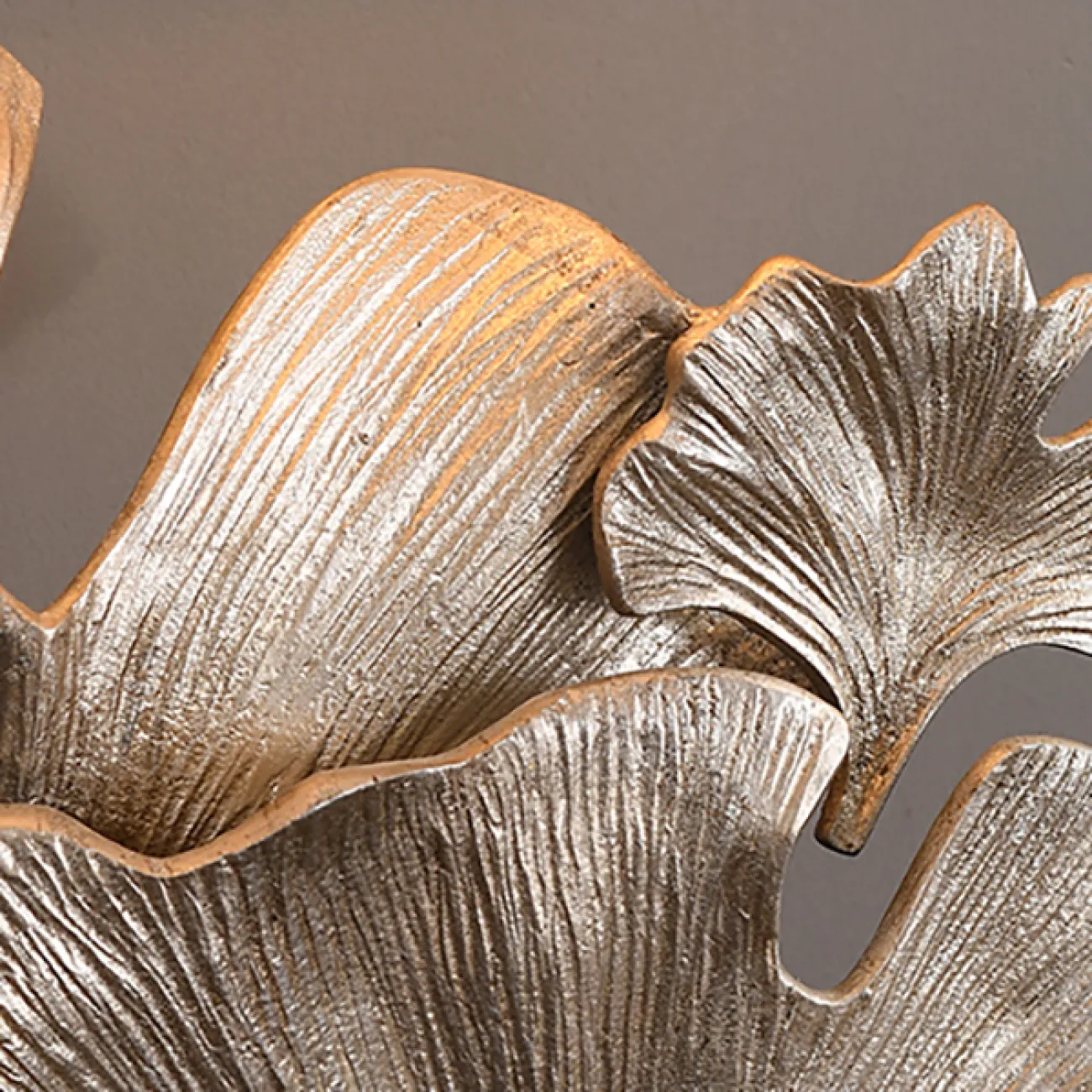 Серия настольных ламп с трапециевидным текстильным абажуром и декором в виде хромированных листьев гинкго на мраморном основании PHILOMENA L75