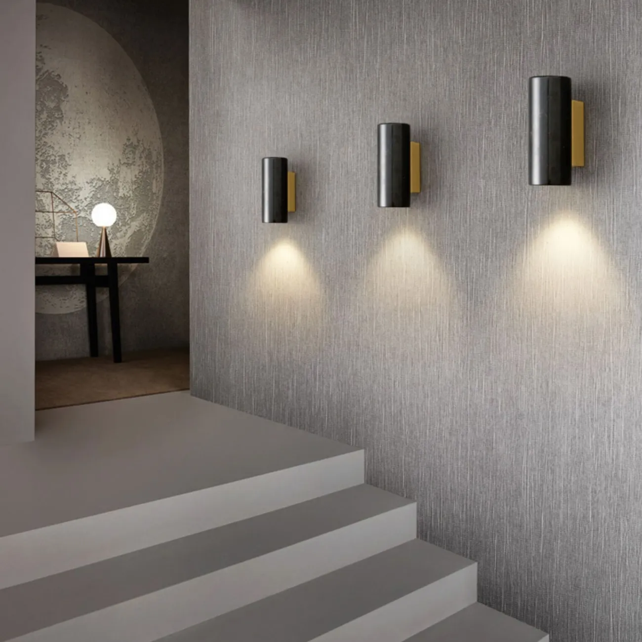 Серия настенных светильников с цилиндрическими плафонами из мрамора на прямоугольном креплении MYTH White Серия настенных светильников с цилиндрическими плафонами из мрамора на прямоугольном креплении MYTH White