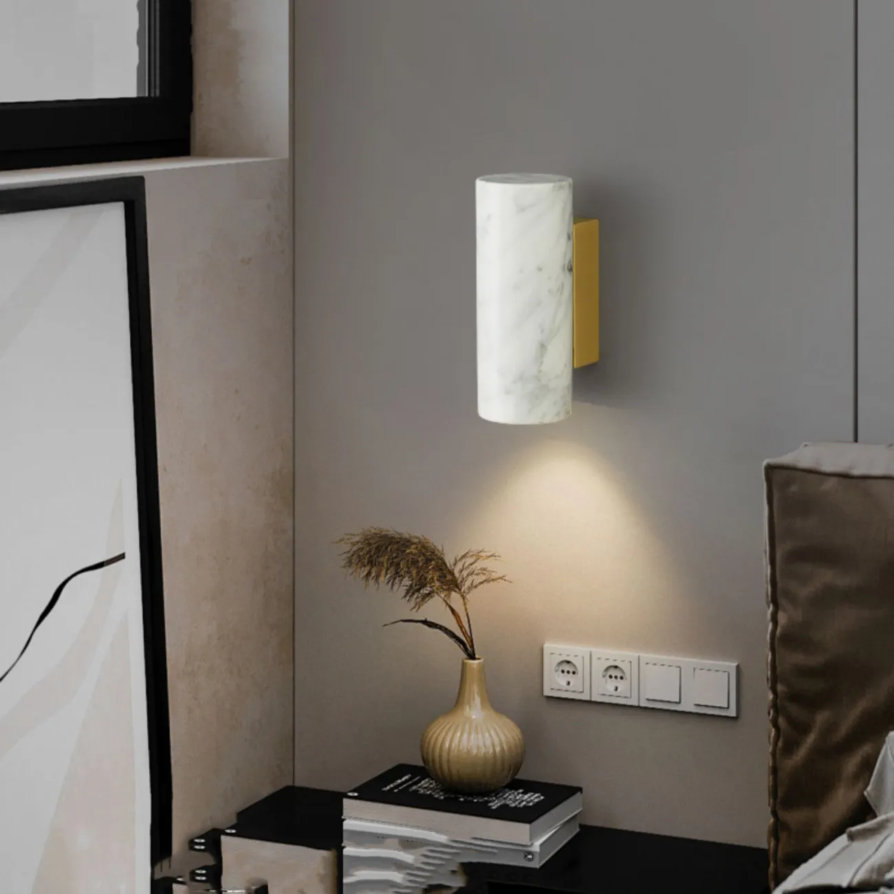 Серия настенных светильников с цилиндрическими плафонами из мрамора на прямоугольном креплении MYTH White Серия настенных светильников с цилиндрическими плафонами из мрамора на прямоугольном креплении MYTH White