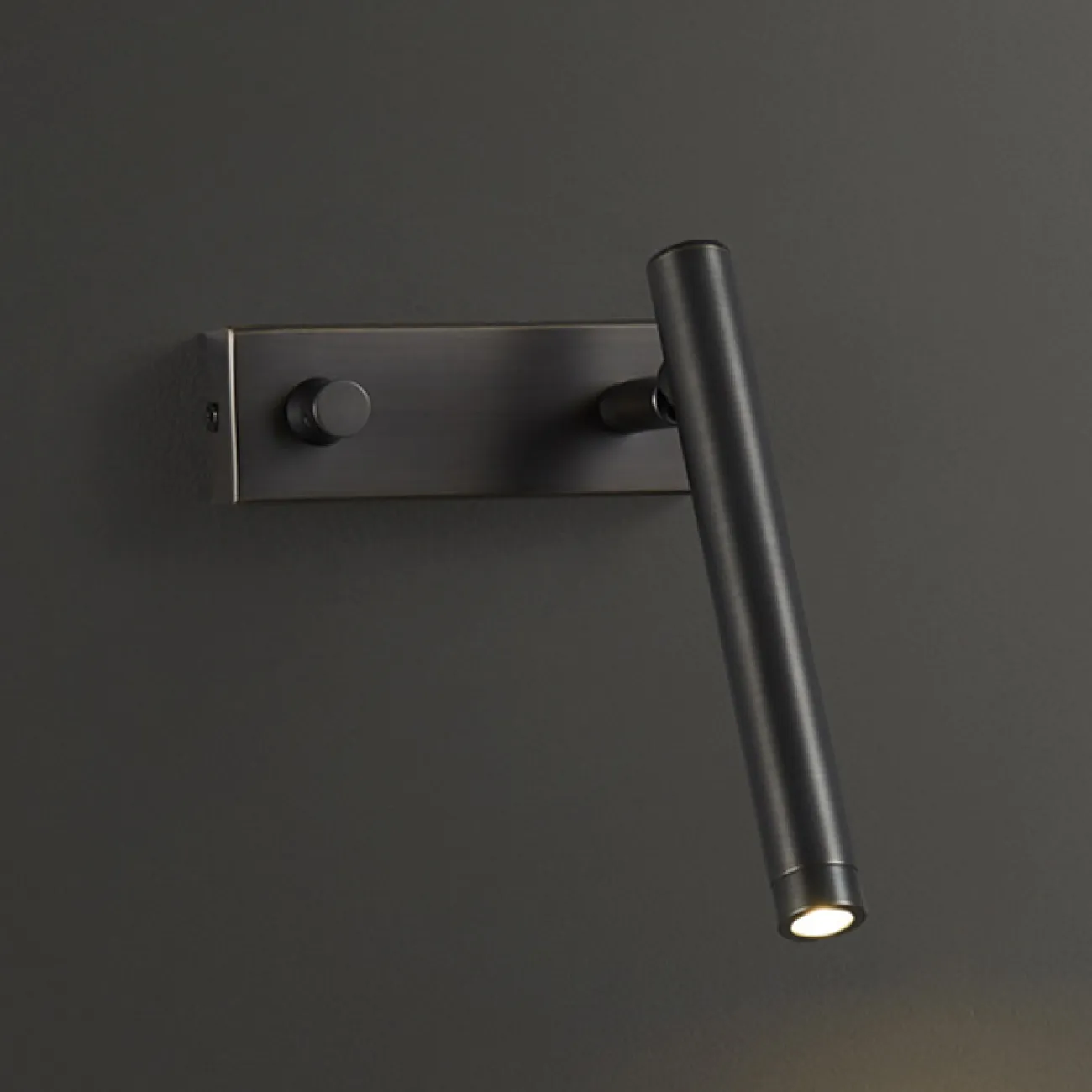 Настенный светодиодный светильник с вращающимся спотом и выключателем на прямоугольном креплении STALE Black