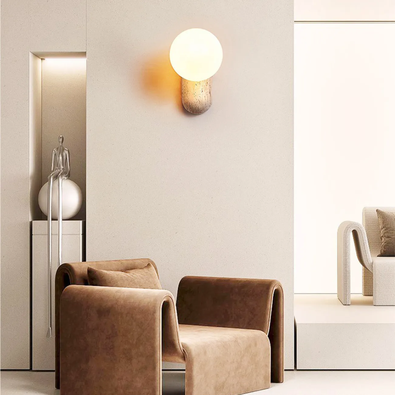 Настенный светильник с шарообразным стеклянным плафоном на округлом основании из камня травертина JONTE