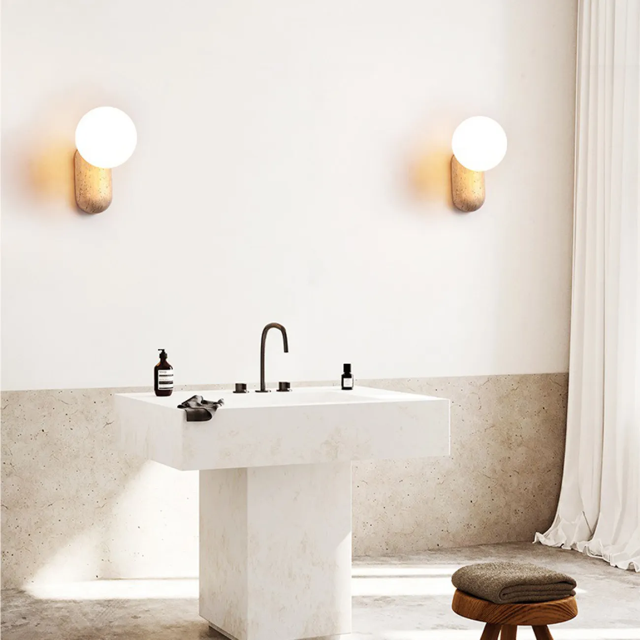 Настенный светильник с шарообразным стеклянным плафоном на округлом основании из камня травертина JONTE