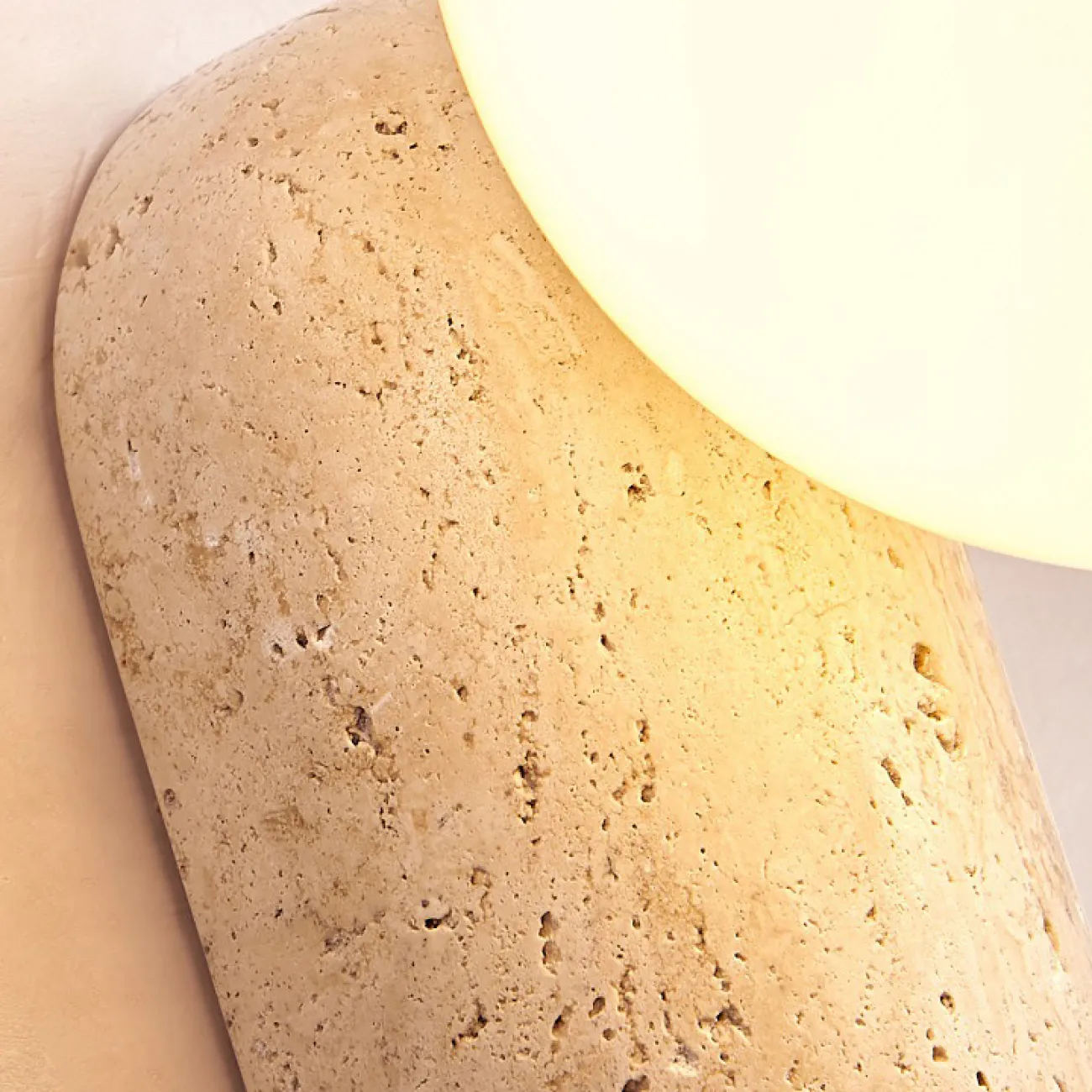 Настенный светильник с шарообразным стеклянным плафоном на округлом основании из камня травертина JONTE