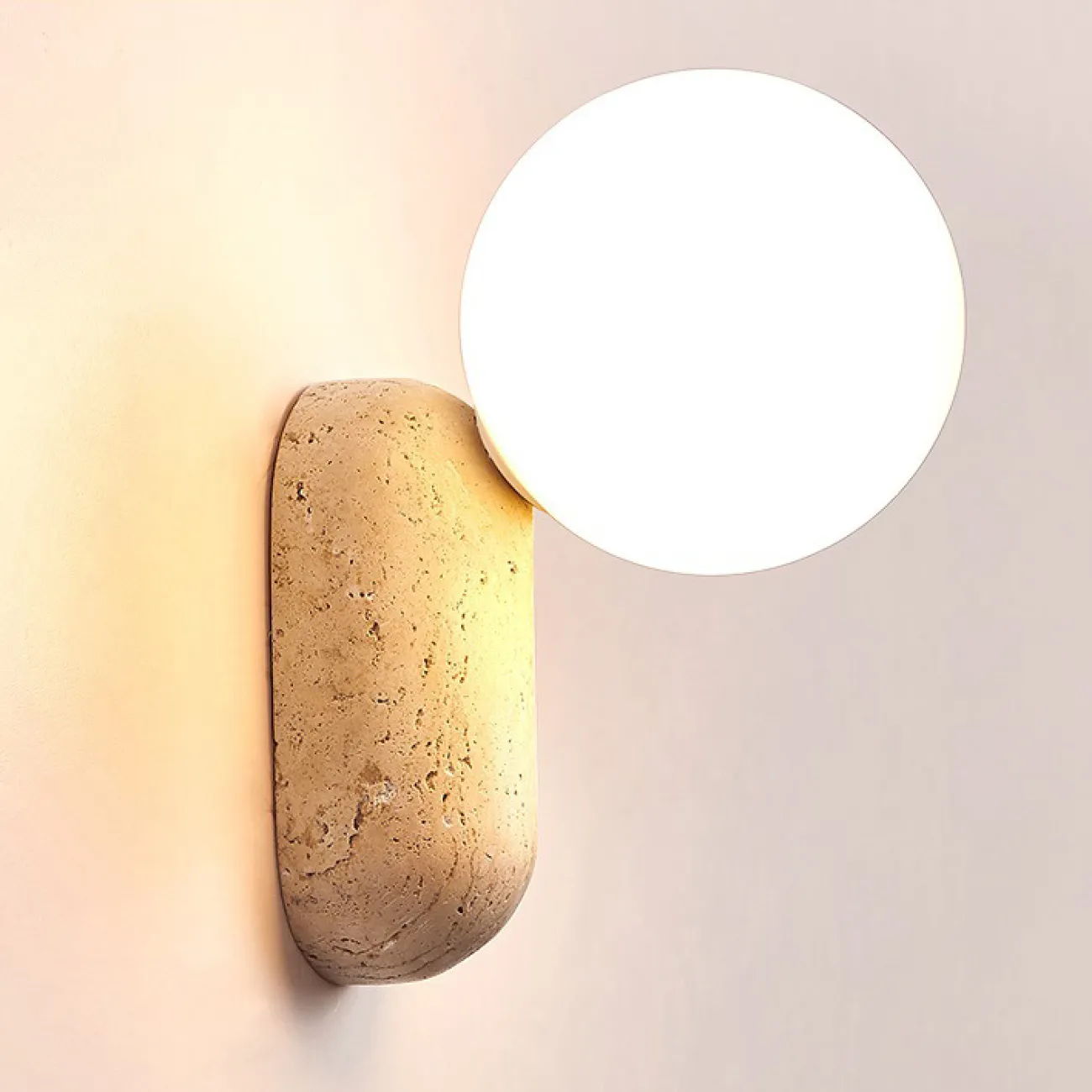 Настенный светильник с шарообразным стеклянным плафоном на округлом основании из камня травертина JONTE