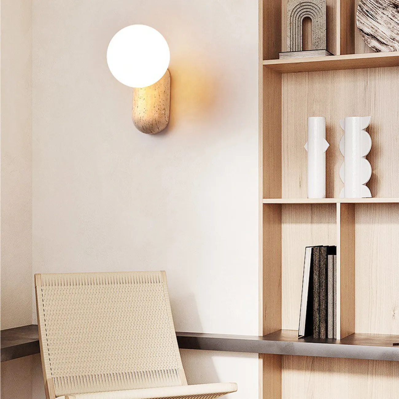 Настенный светильник с шарообразным стеклянным плафоном на округлом основании из камня травертина JONTE