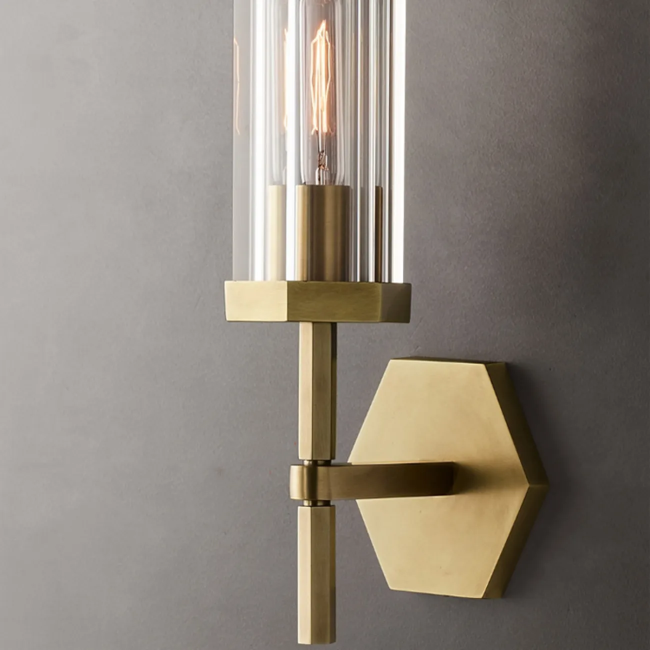 Настенный светильник с многогранным стеклянным плафоном на кронштейне с креплением в форме шестигранника HINNA B