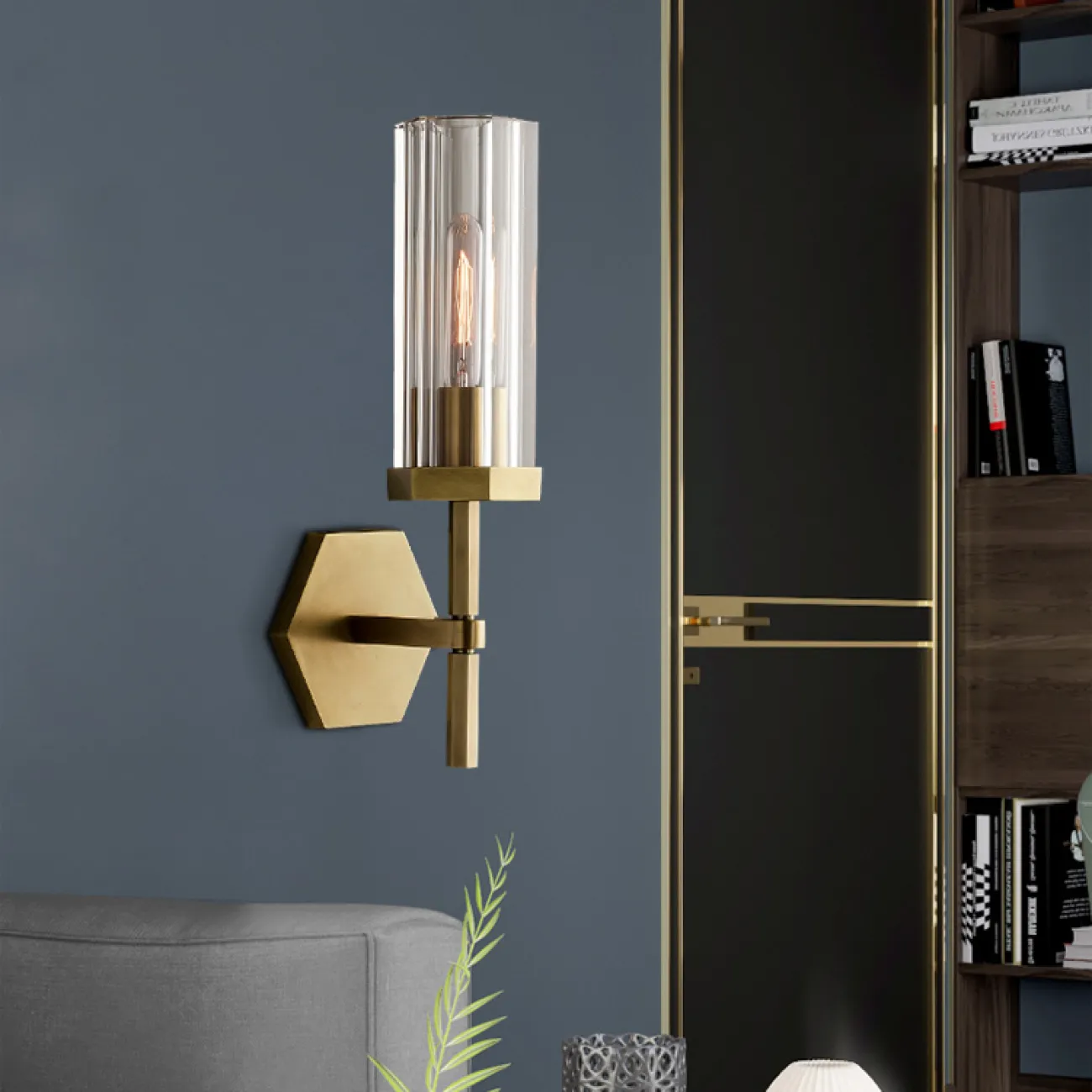 Настенный светильник с многогранным стеклянным плафоном на кронштейне с креплением в форме шестигранника HINNA B