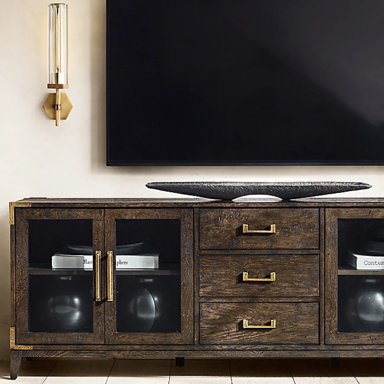 Настенный светильник с многогранным стеклянным плафоном на кронштейне с креплением в форме шестигранника HINNA B