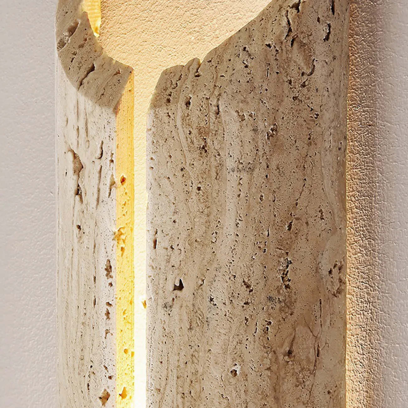 Настенный светодиодный светильник с фигурным корпусом со скругленными краями из желтого камня травертина RIMBERT Настенный светодиодный светильник с фигурным корпусом со скругленными краями из желтого камня травертина RIMBERT