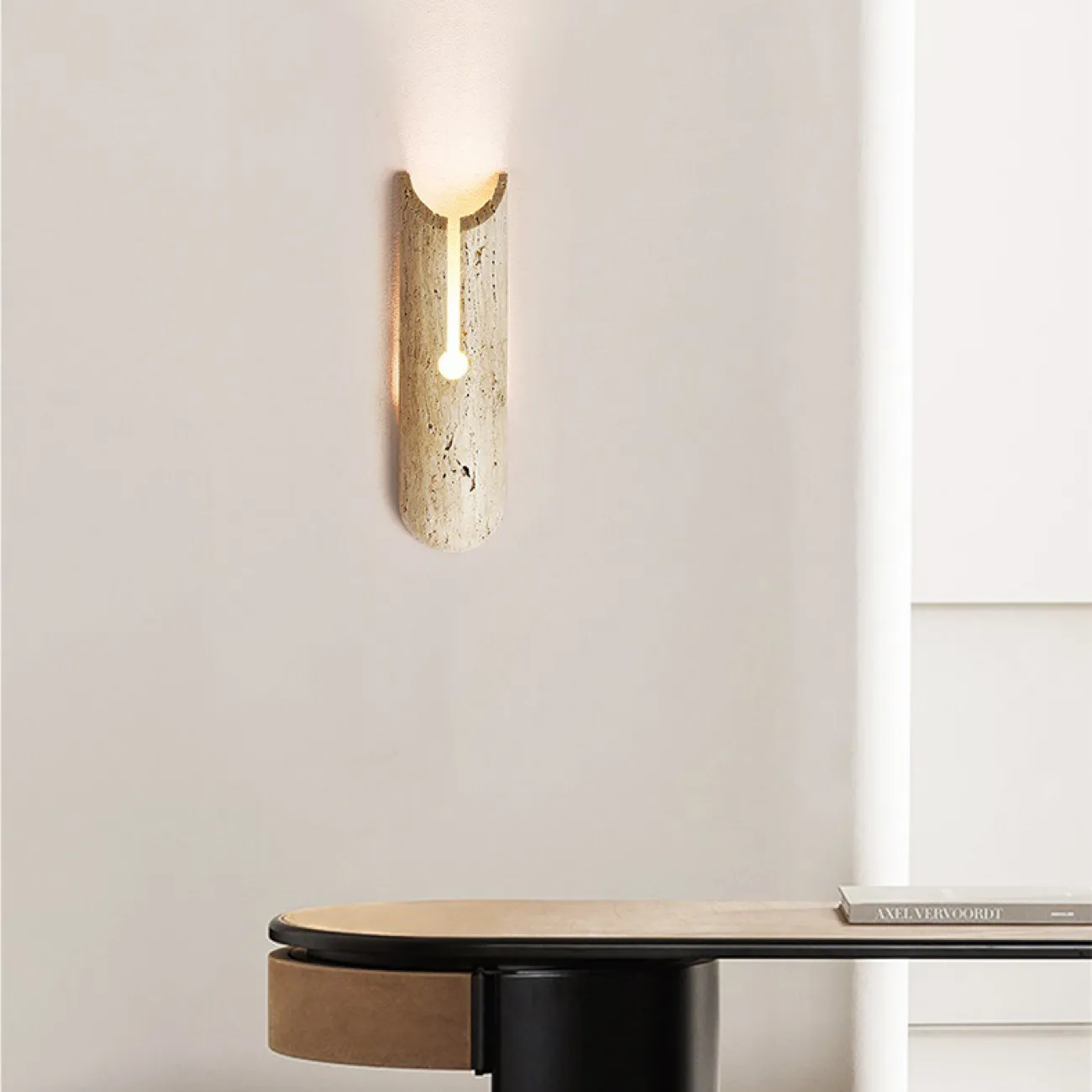 Настенный светодиодный светильник с фигурным корпусом со скругленными краями из желтого камня травертина RIMBERT Настенный светодиодный светильник с фигурным корпусом со скругленными краями из желтого камня травертина RIMBERT