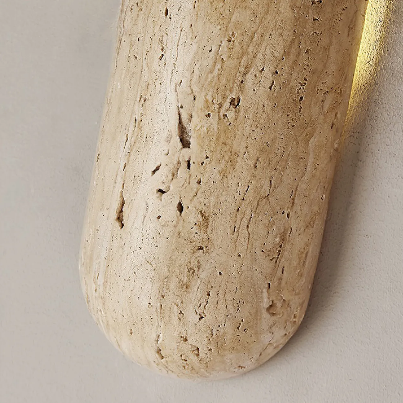 Настенный светодиодный светильник с фигурным корпусом со скругленными краями из желтого камня травертина RIMBERT Настенный светодиодный светильник с фигурным корпусом со скругленными краями из желтого камня травертина RIMBERT