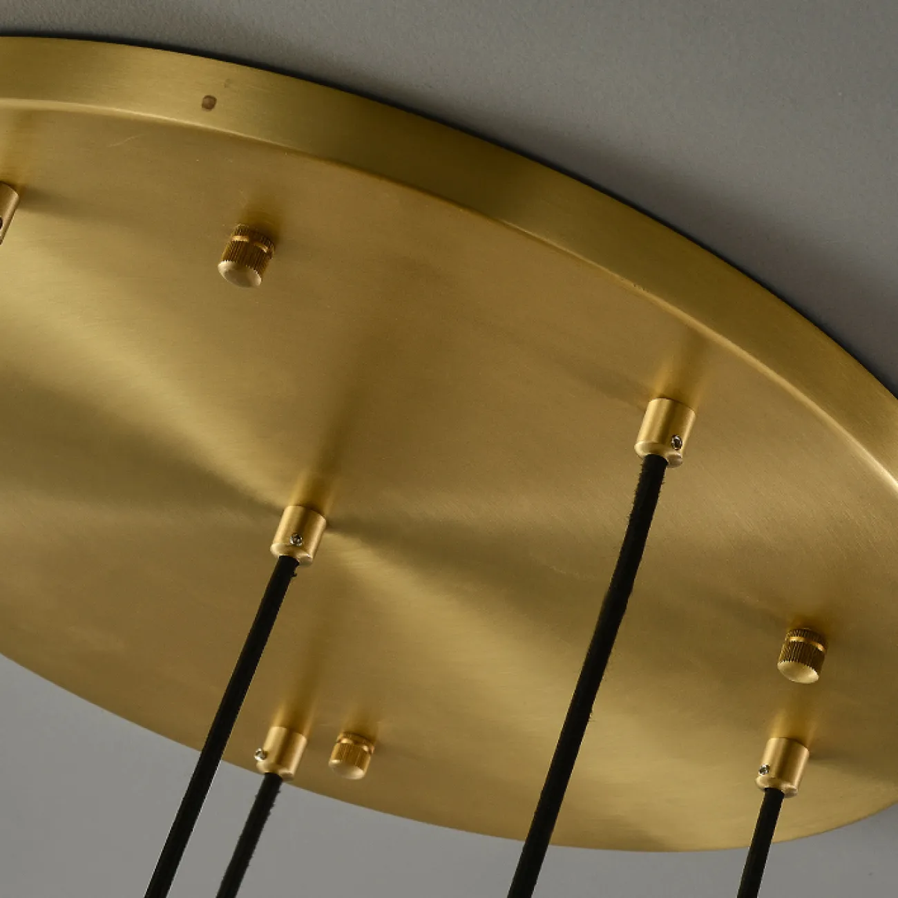 Готовая комбинация подвесных светильников с цилиндрическими плафонами из кракелированного стекла в металлических держателях GABRIELLA MORE