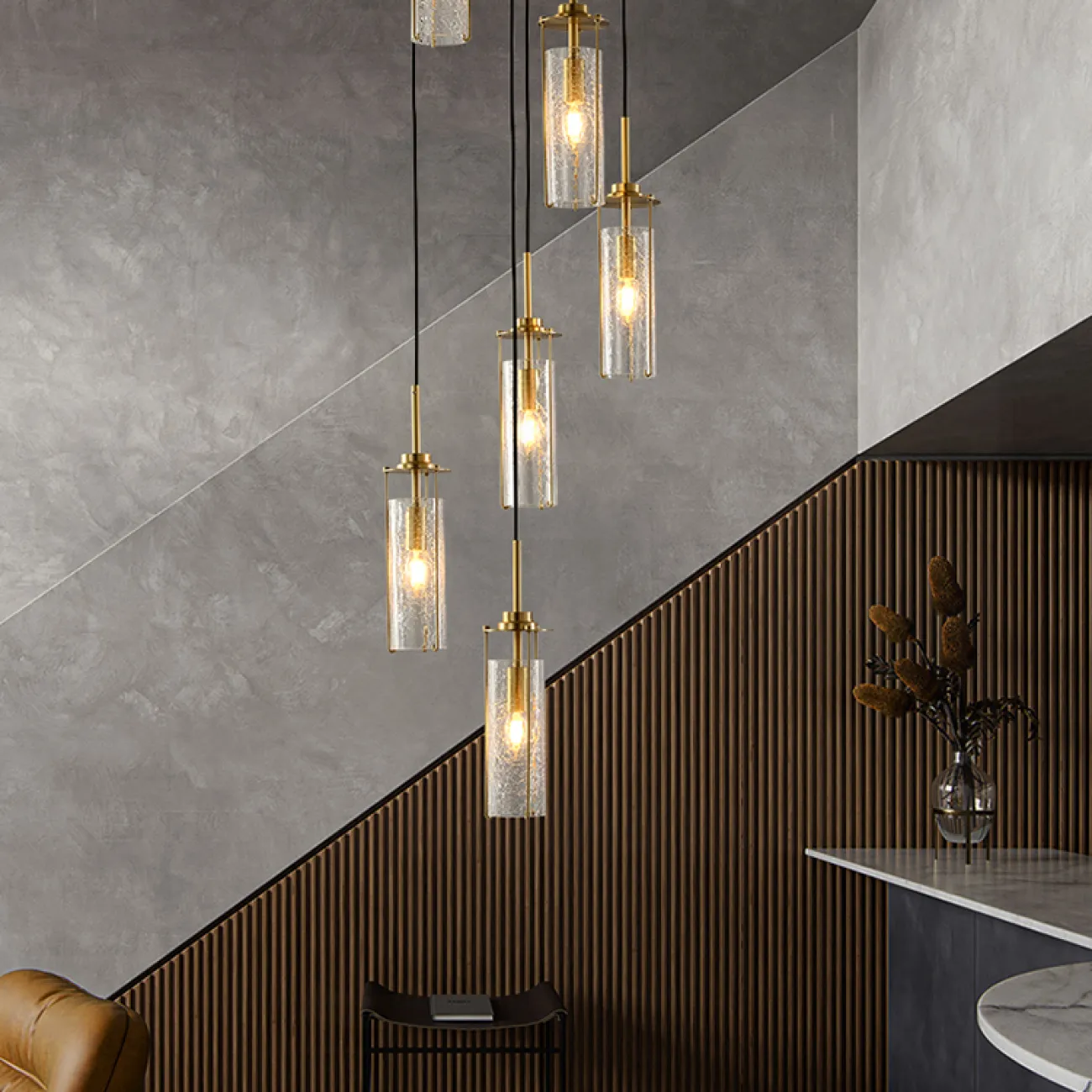 Готовая комбинация подвесных светильников с цилиндрическими плафонами из кракелированного стекла в металлических держателях GABRIELLA MORE