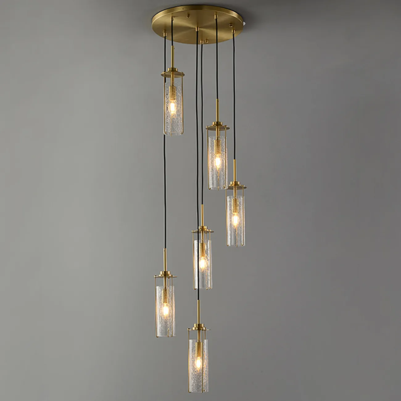 Готовая комбинация подвесных светильников с цилиндрическими плафонами из кракелированного стекла в металлических держателях GABRIELLA MORE