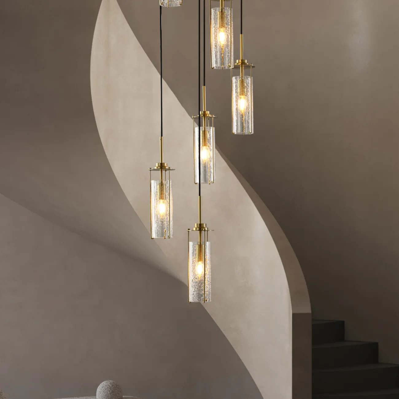 Готовая комбинация подвесных светильников с цилиндрическими плафонами из кракелированного стекла в металлических держателях GABRIELLA MORE