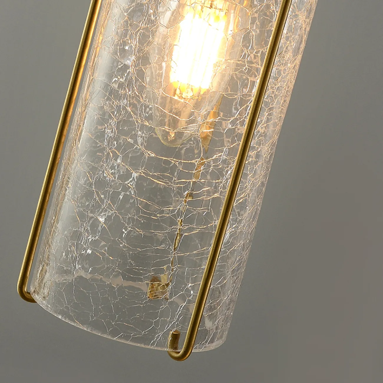 Готовая комбинация подвесных светильников с цилиндрическими плафонами из кракелированного стекла в металлических держателях GABRIELLA MORE