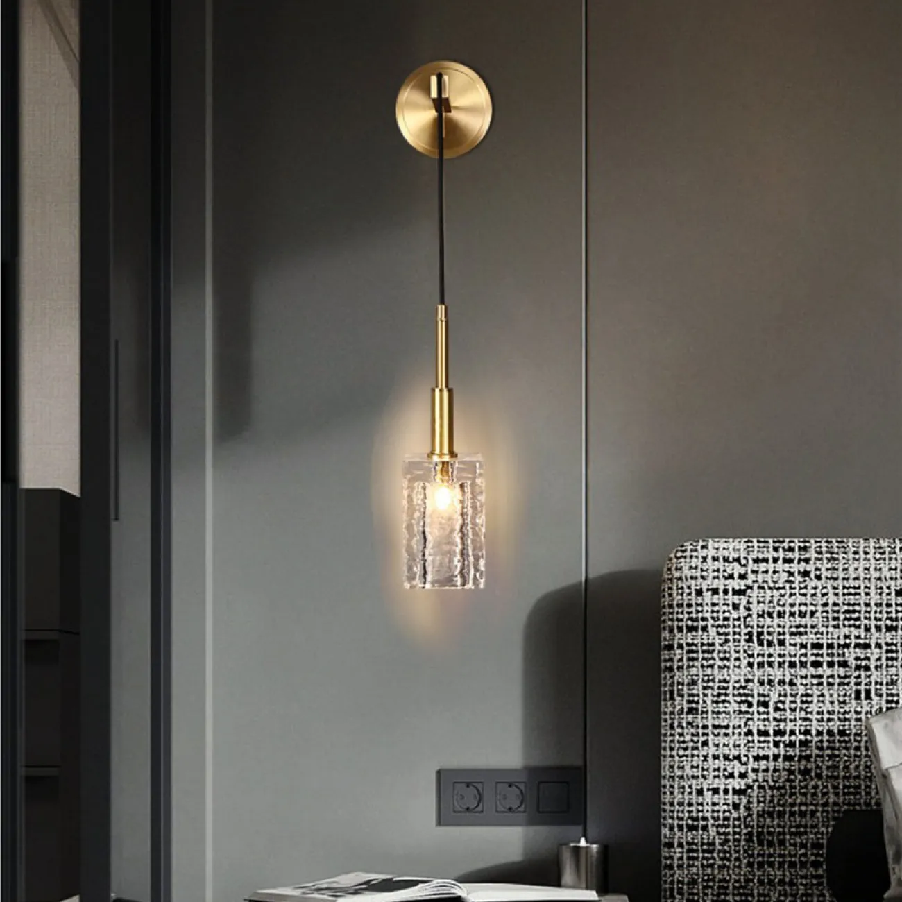 Настенный светильник с подвесным плафоном в виде рельефного стеклянного слитка прямоугольной формы VALDIS WALL