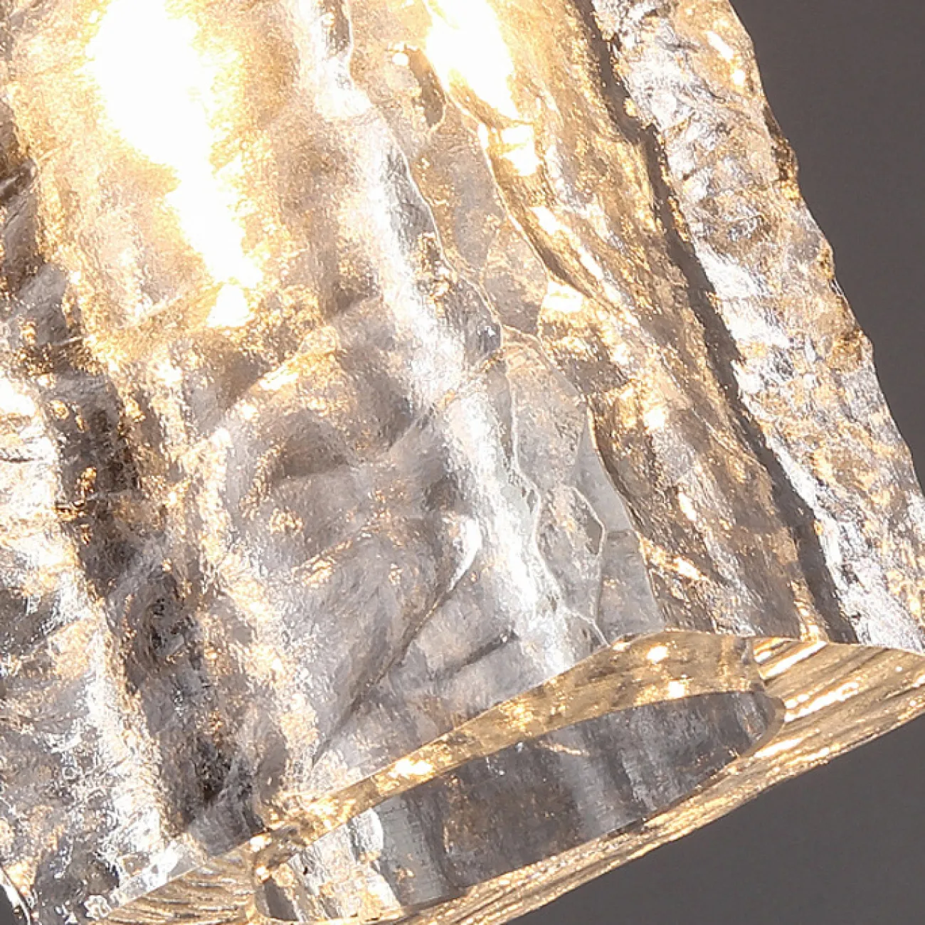 Настенный светильник с подвесным плафоном в виде рельефного стеклянного слитка прямоугольной формы VALDIS WALL