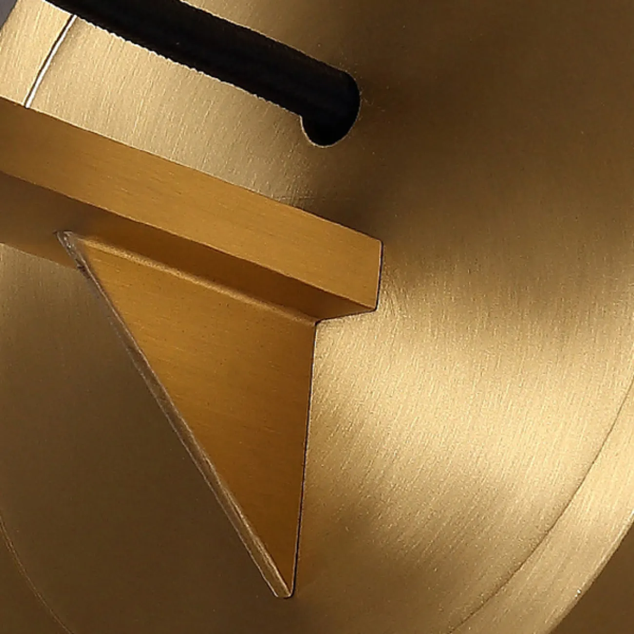 Настенный светильник с подвесным плафоном в виде рельефного стеклянного слитка прямоугольной формы VALDIS WALL