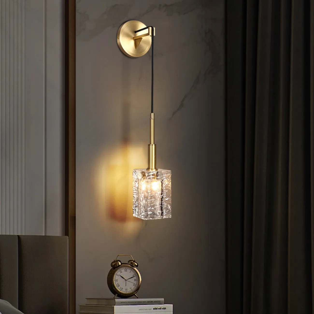 Настенный светильник с подвесным плафоном в виде рельефного стеклянного слитка прямоугольной формы VALDIS WALL