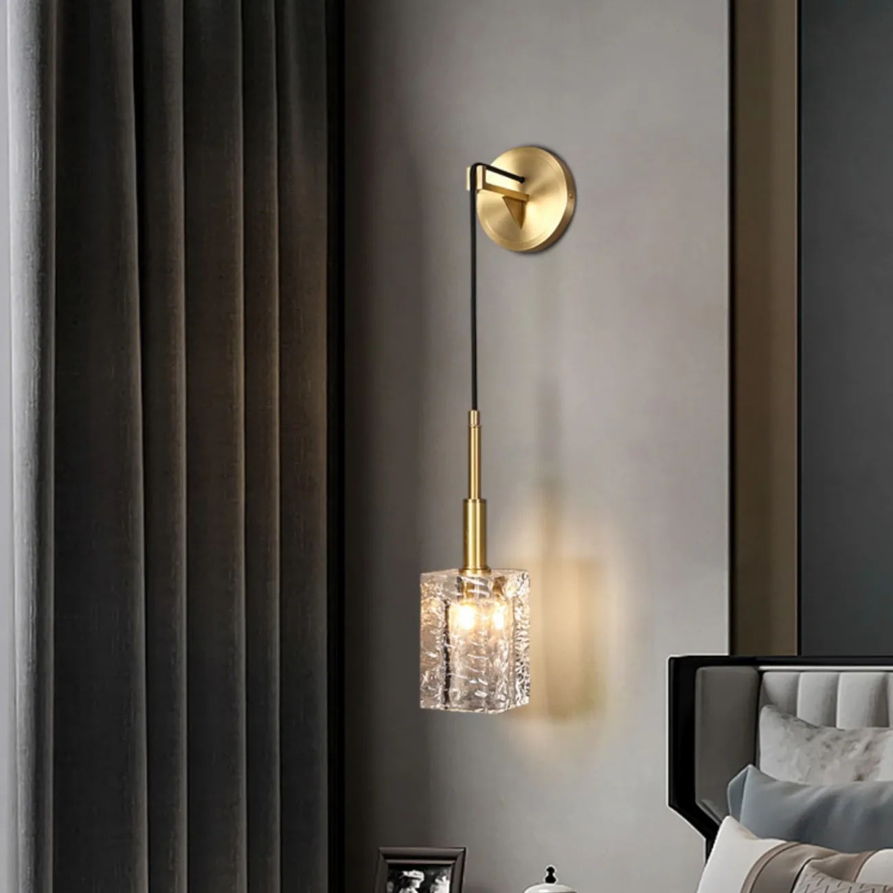 Настенный светильник с подвесным плафоном в виде рельефного стеклянного слитка прямоугольной формы VALDIS WALL